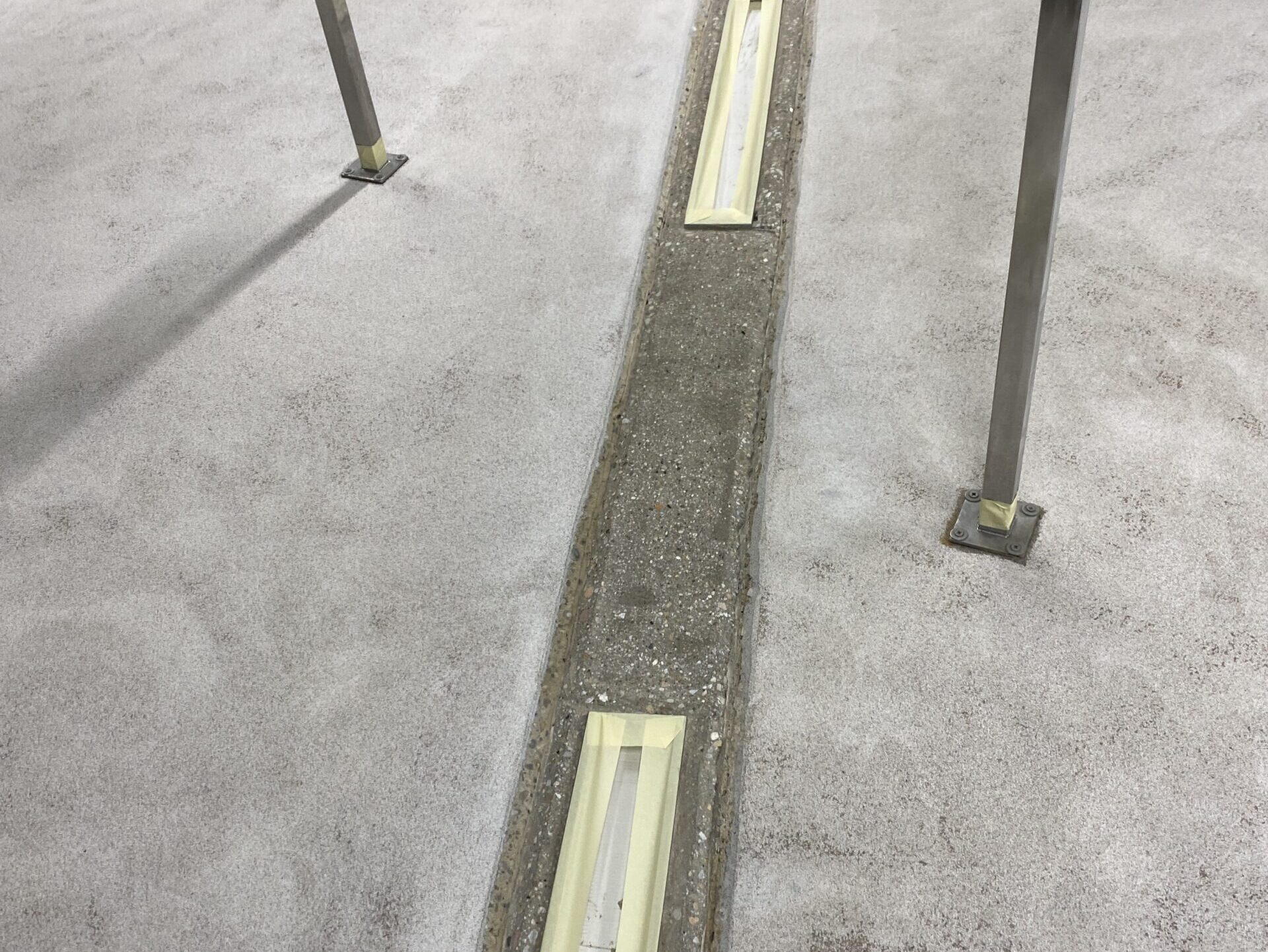 Canales de drenaje instaladas con el suelo nivelado y cubierto mortero autonivelante.