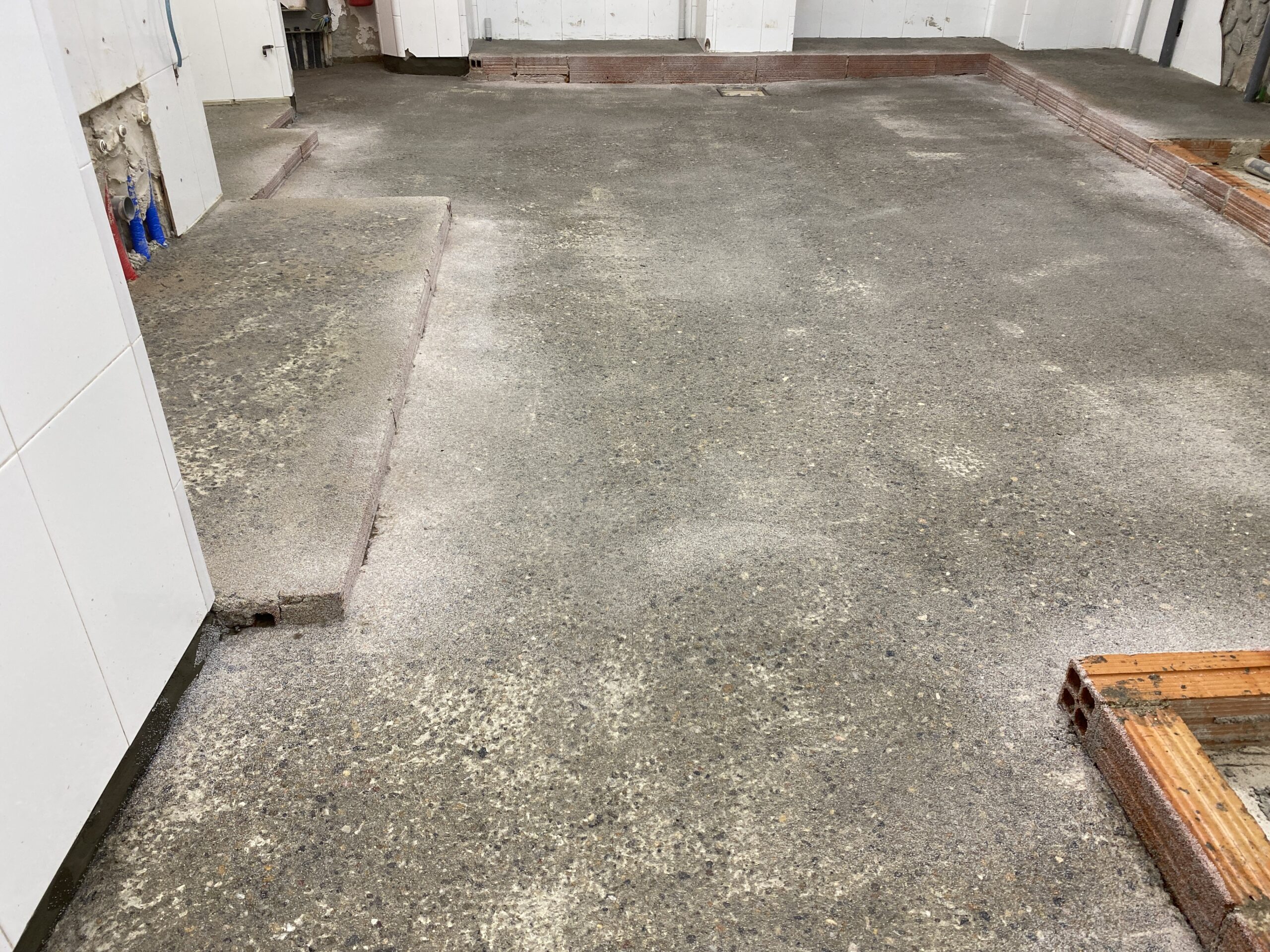 Pavimento con capa de imprimación y sembrado realizado sobre la superficie