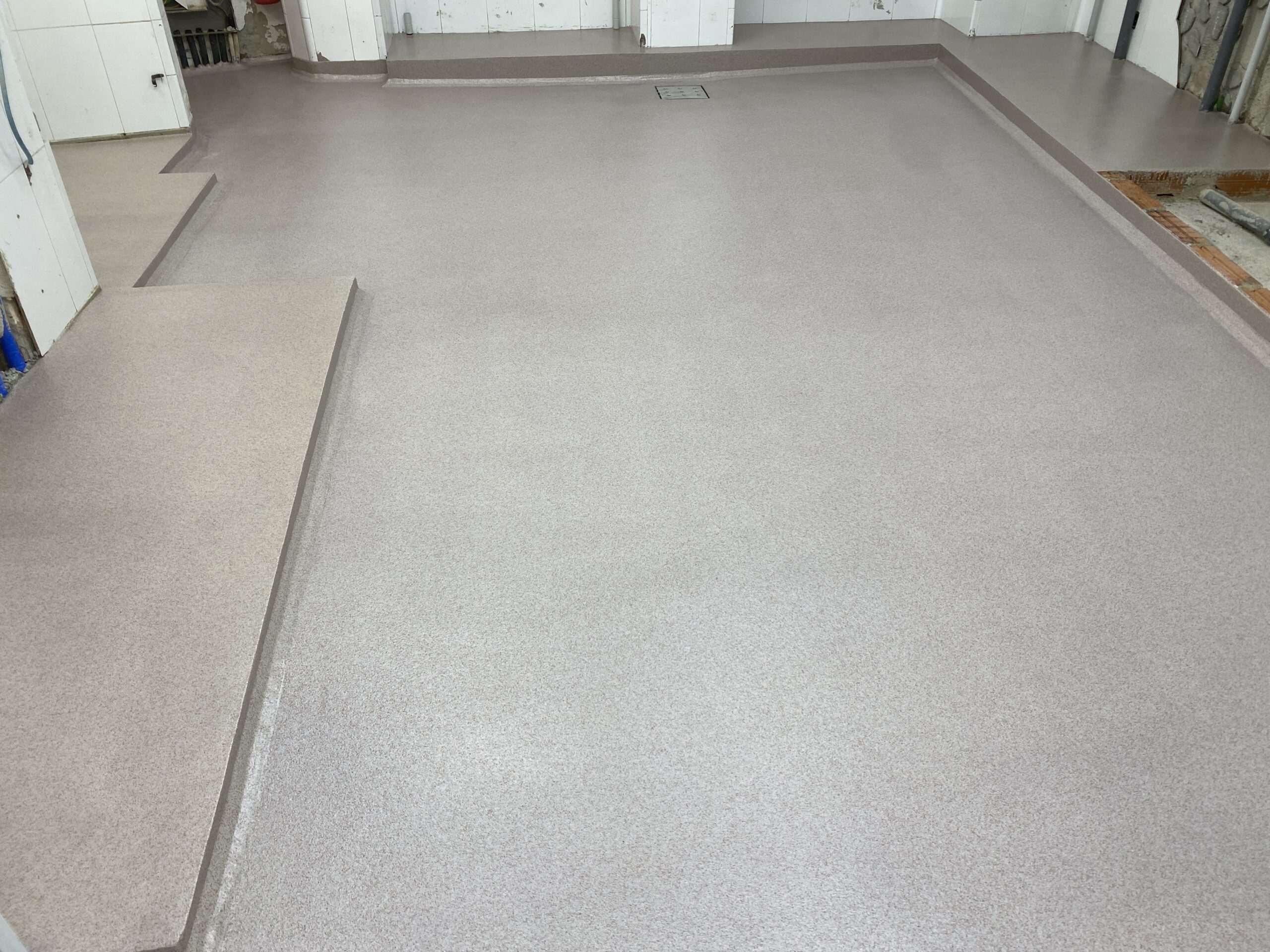 Pavimento de resinas de metacrilato finalizado.