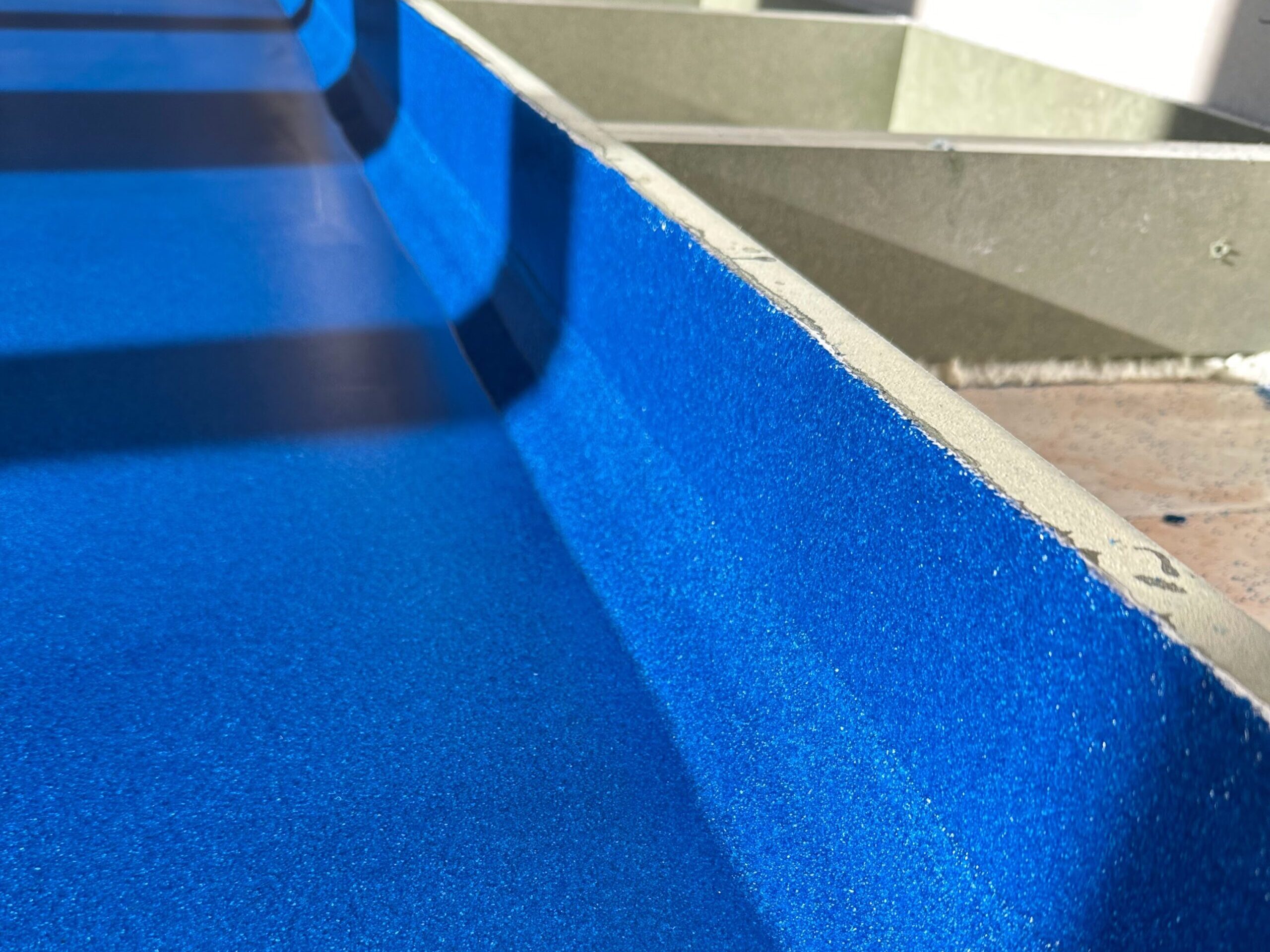 Superficie frontal recubierta con resinas de metacrilato de color azul.