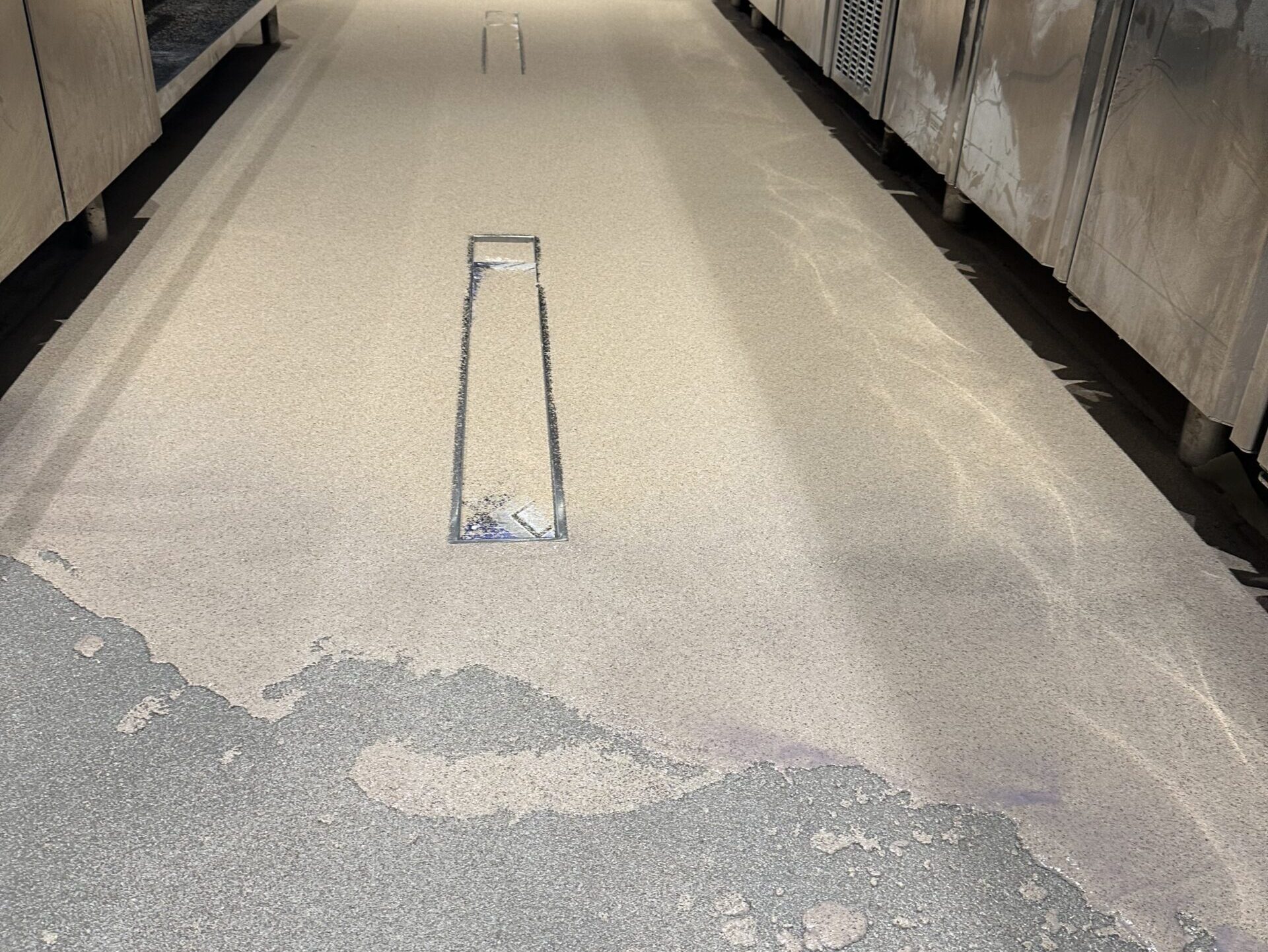 Capa de pavimento de resinas de metacrilato aplicada sobre el pavimento ya pulido y con capa de imprimación aplicada.