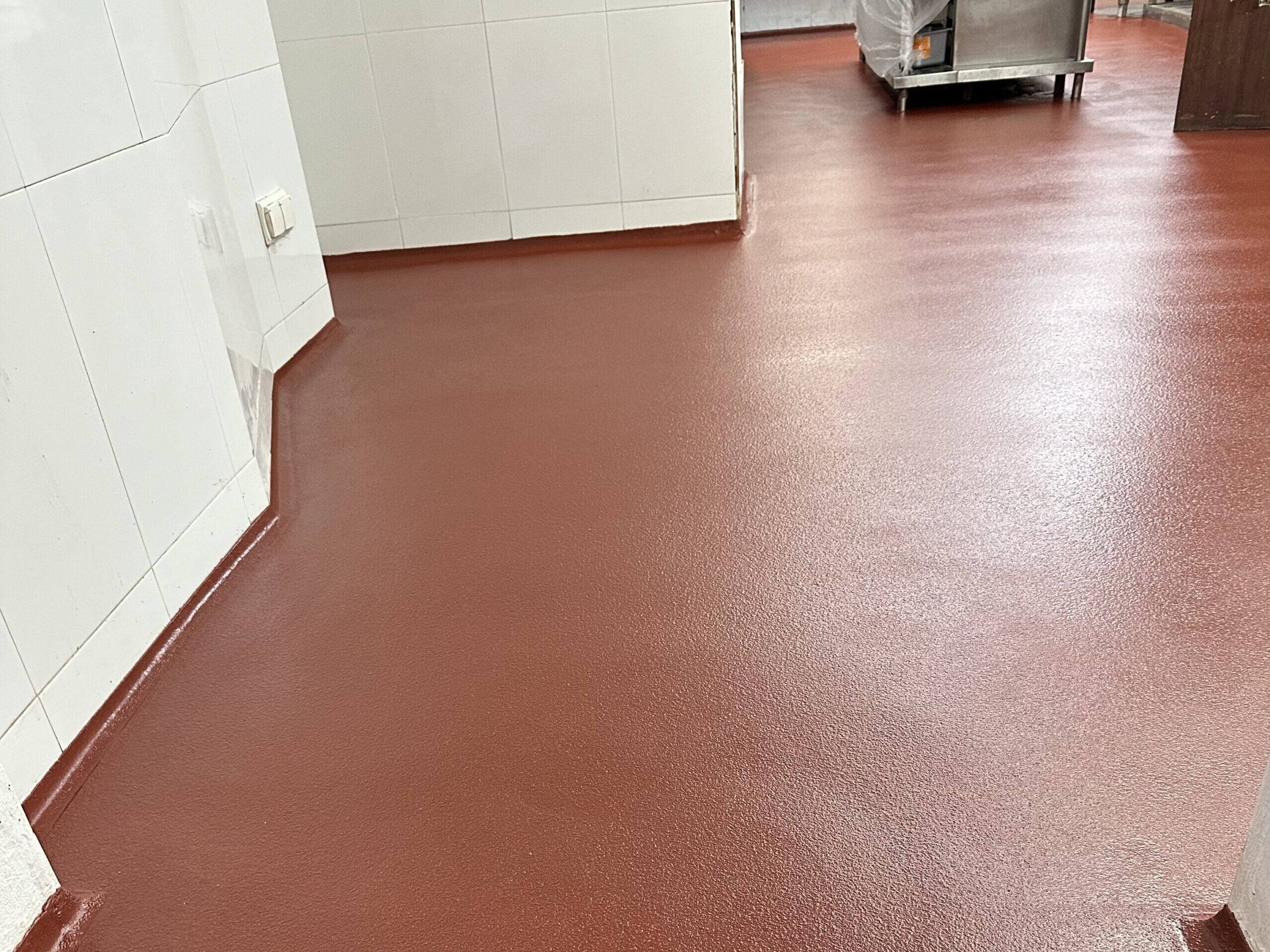 Resultado final del pavimento de resina de metacrilato realizado por Erde Pavimentos