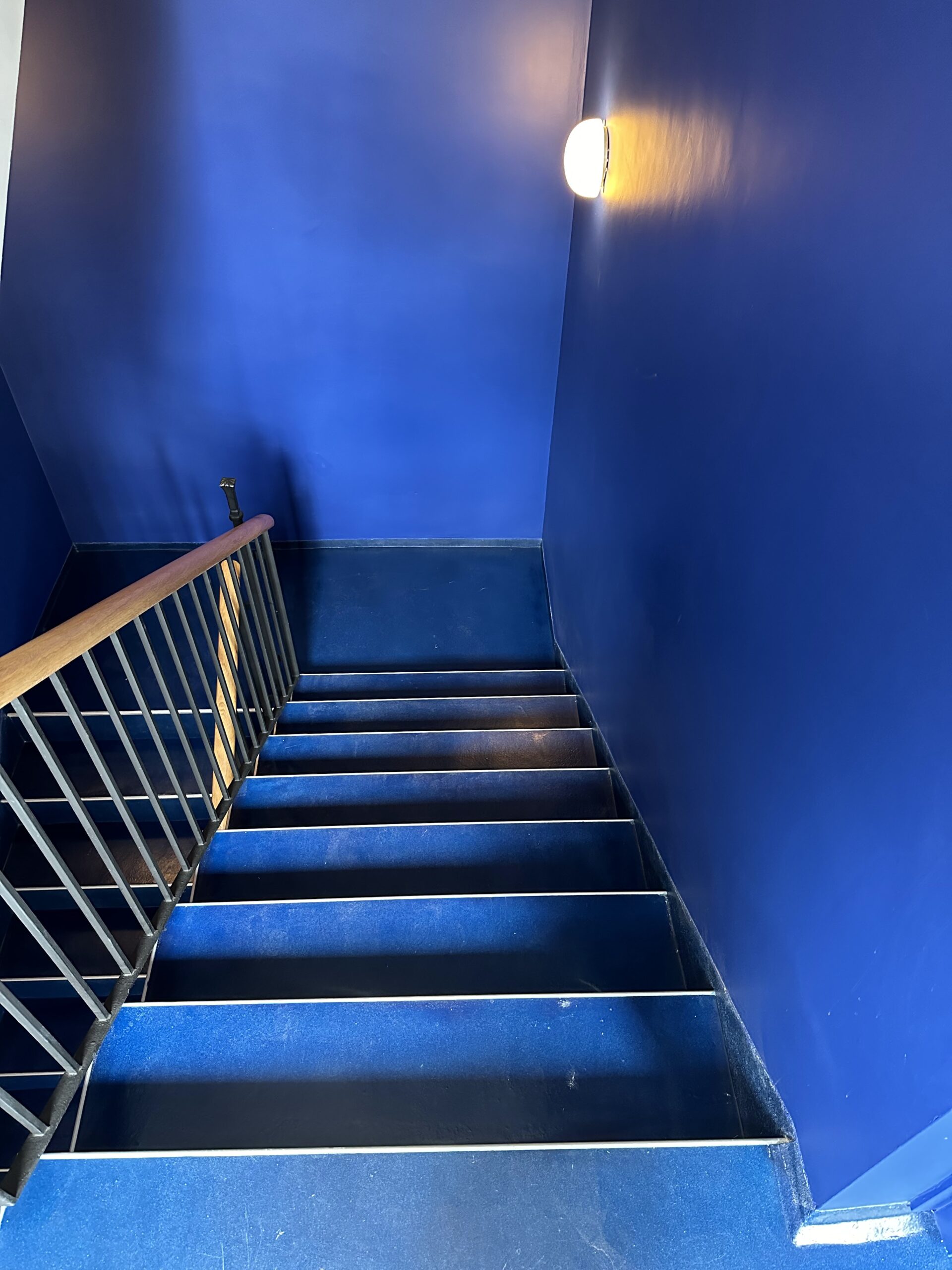 Escaleras con perfiles instalados y recubierta de resina de metacrilato color azul.