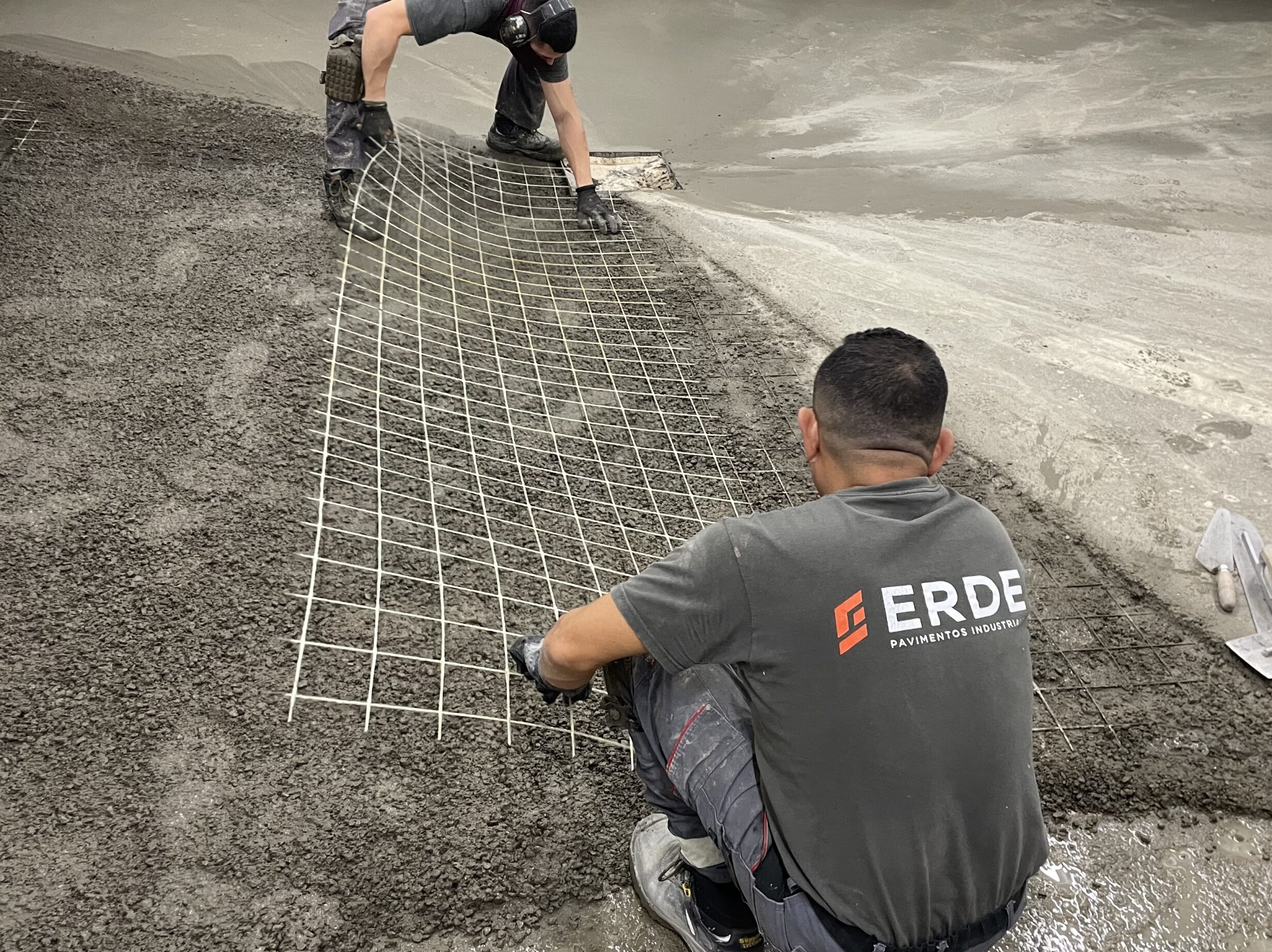 Trabajadores de Erde Pavimentos instalando mallazo