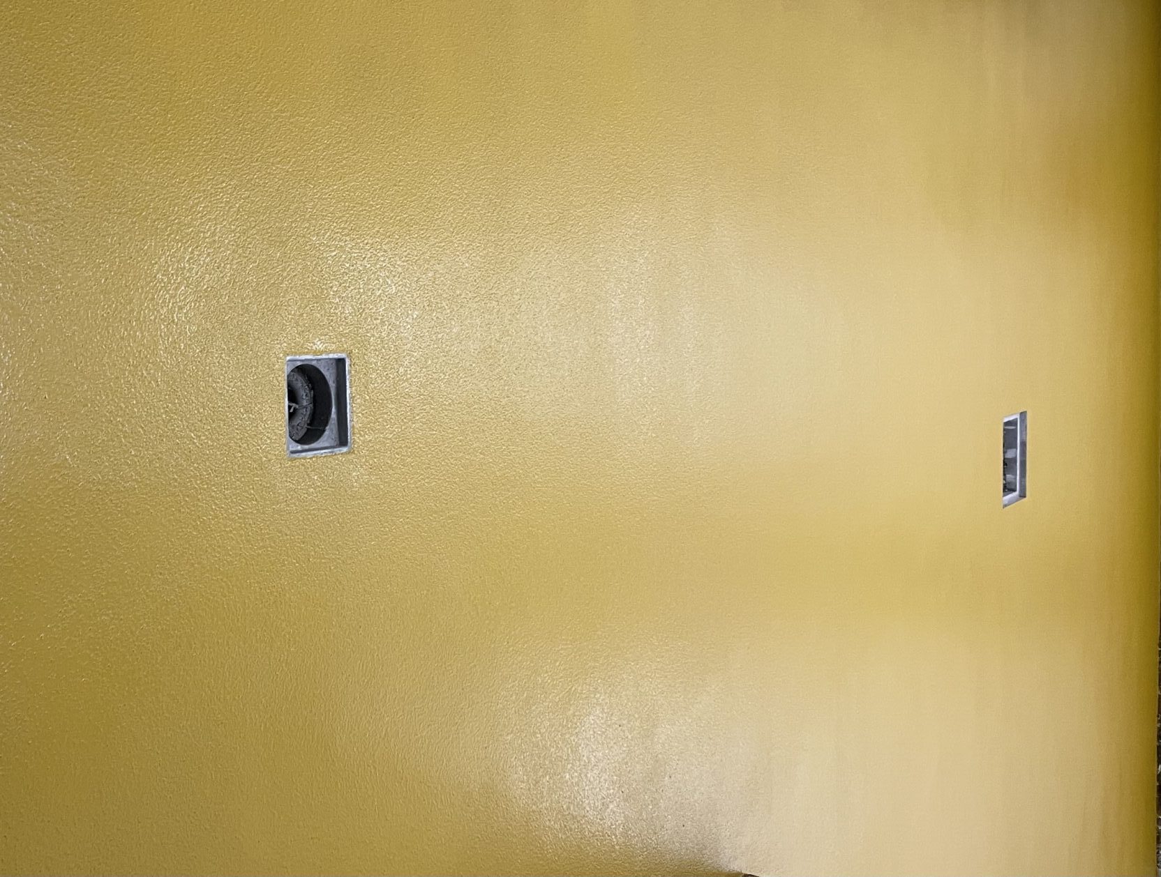 Pavimento de color ocre finalizado por la empresa con resinas de metacrilato