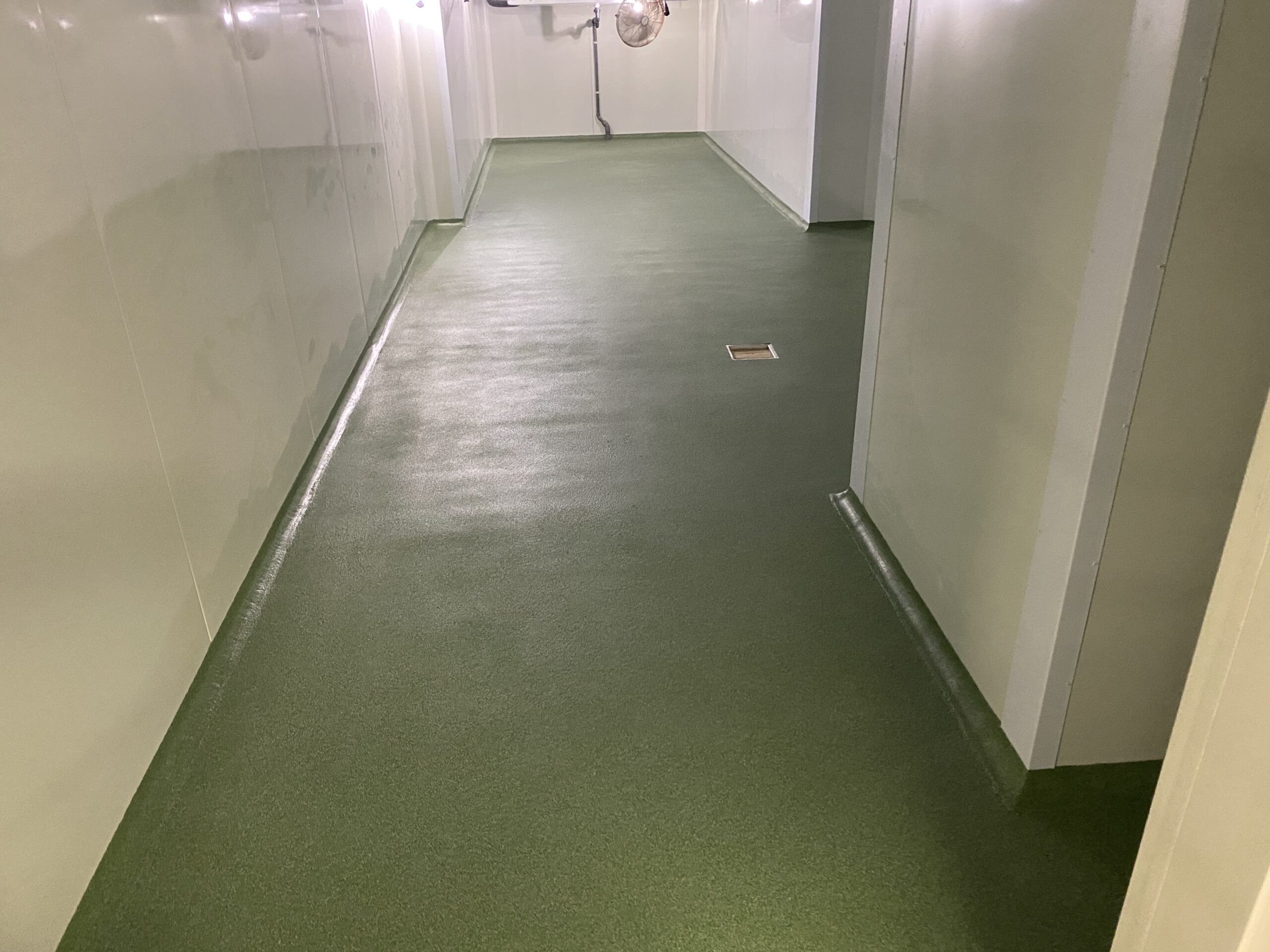 Pavimento de color verde finalizado con resinas de metacrilato