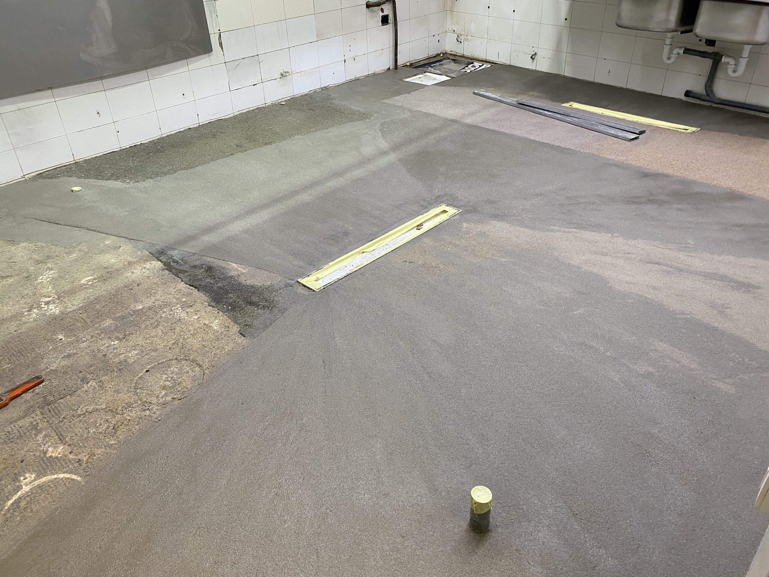 Pavimento con pendientes formadas y dirigidas hacia canales de drenaje