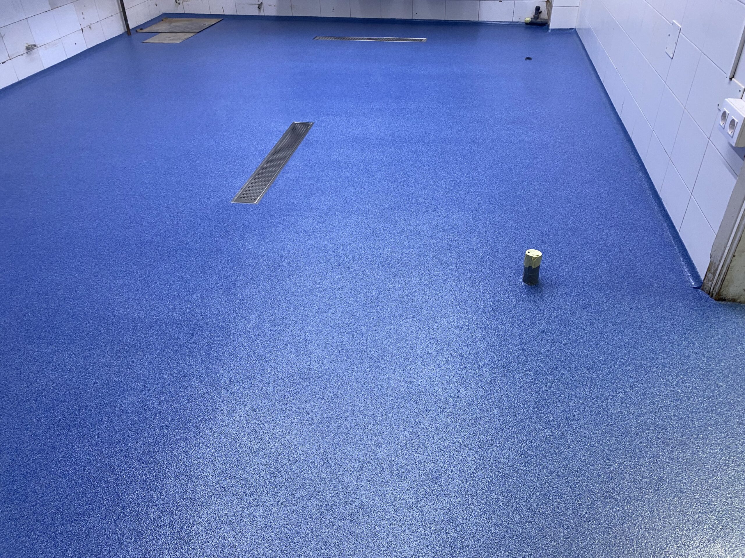 Pavimento de resina de metacrilato finalizado con pendientes y canales instaladas por Erde Pavimentos